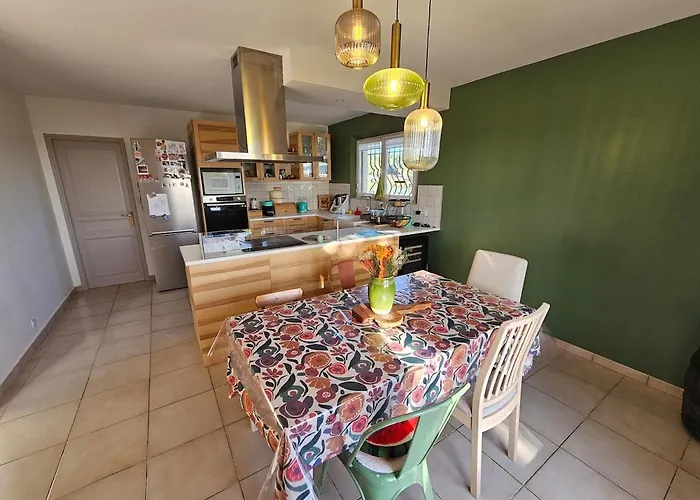 Typique Entre Terre Et Villa *