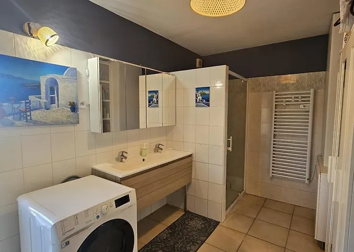 Typique Entre Terre Et Villa *