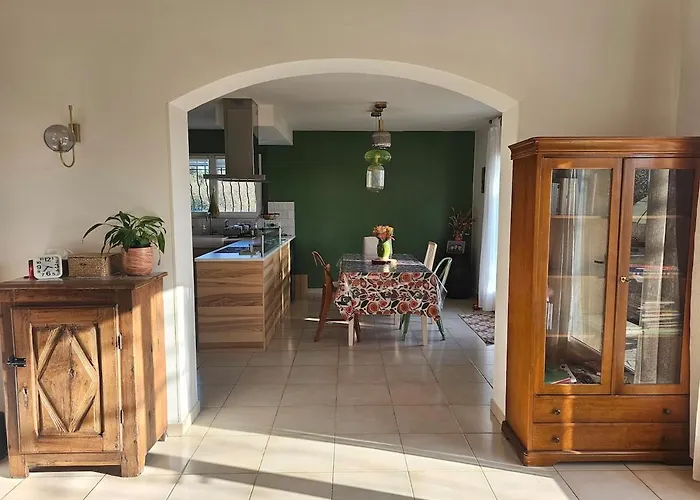 Typique Entre Terre Et Villa *