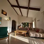 Villa Typique Entre Terre Et